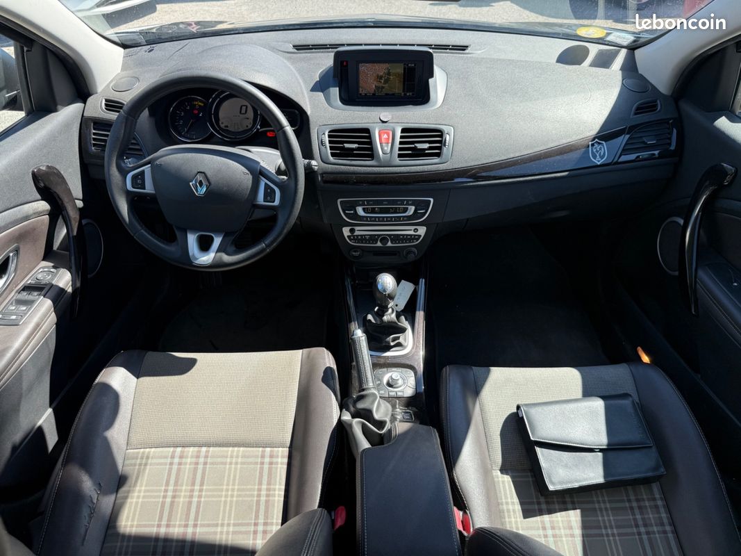 Renault MEGANE III Renault Mégane III 1.9 DCI 130 FAP eco2 XV de France (image 6)