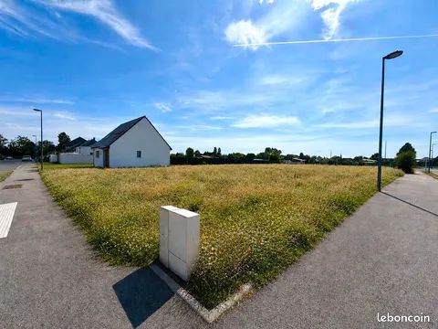 ALERTE : TERRAIN CONSTRUCTIBLE de 917m2 à CALAIS · 163 876 €