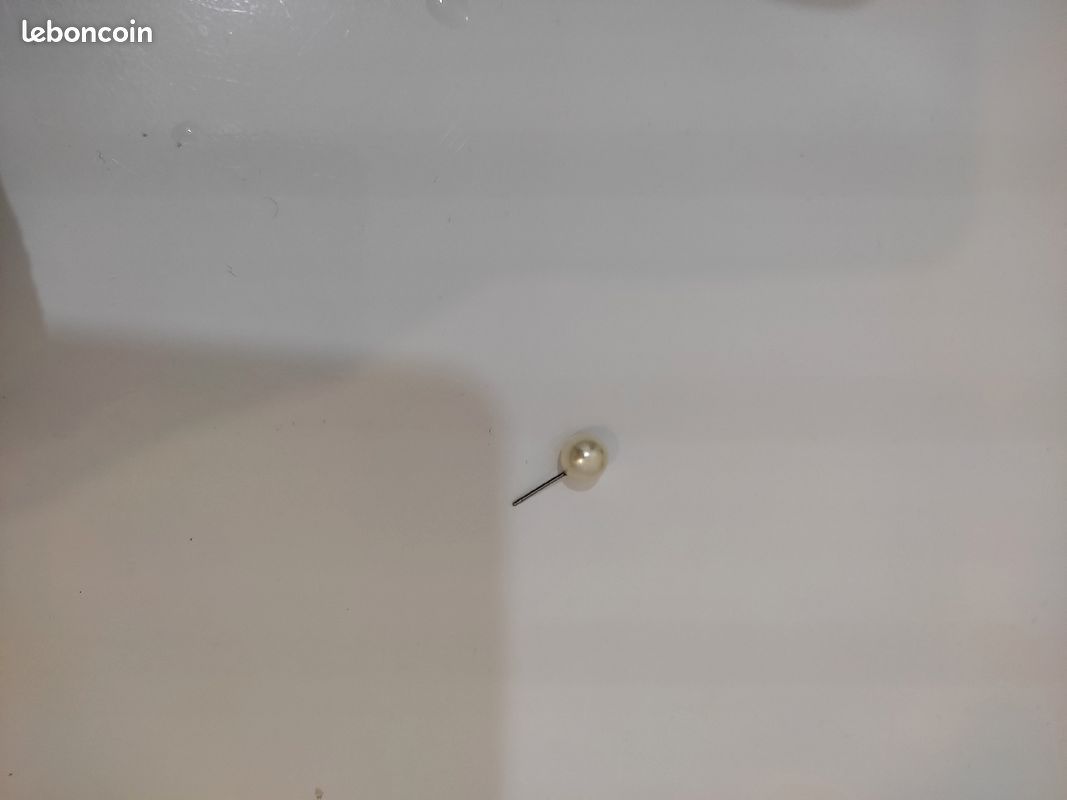 Boucle d'oreille style perle (image 1)