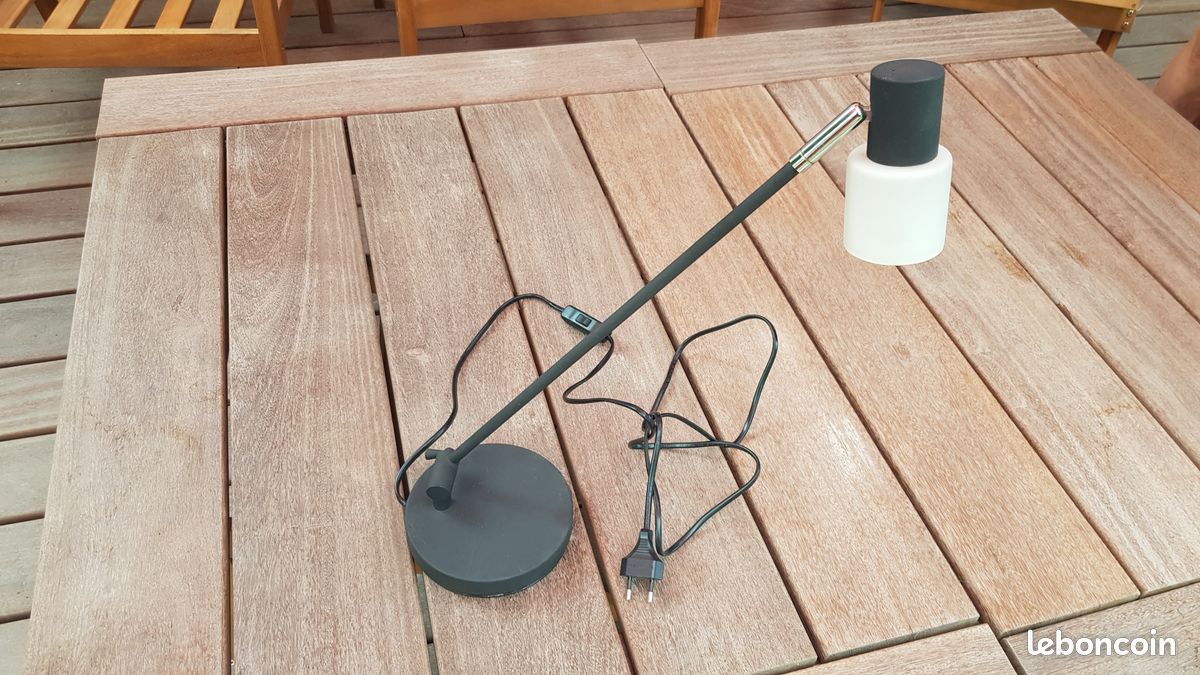 Lampe de bureau contemporaine – Chevet minimaliste Madura - Métal noir et blanc (image 2)