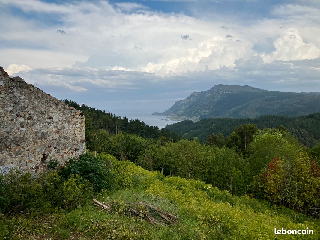 Ferme traditionnelle 360m² à reconstruire sur domaine 10,4 Ha face océan au pays basque espagnol
