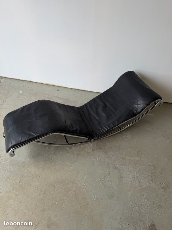 Chaise longue modèle LC4 par Le corbusier, Charlotte Perriand et Pierre Jeanneret en chrome et cuir (image 2)