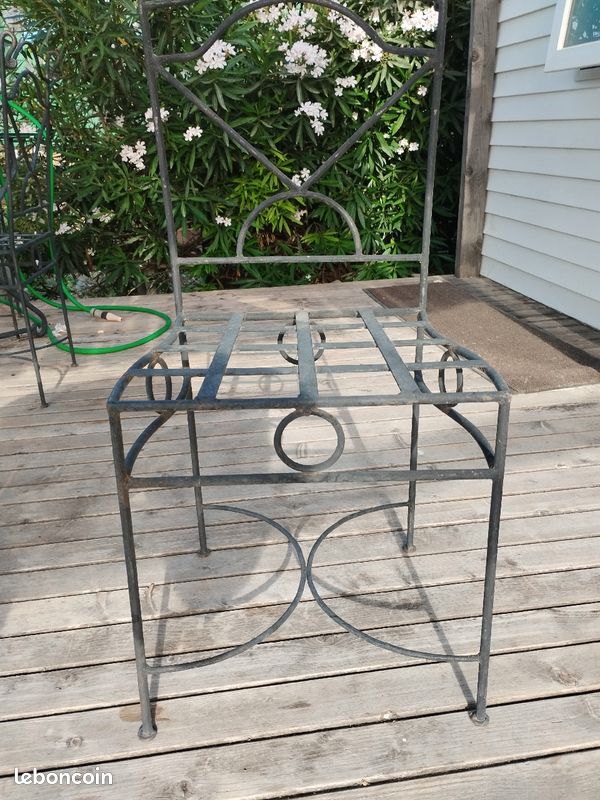Table et chaises en fer forgé (image 4)