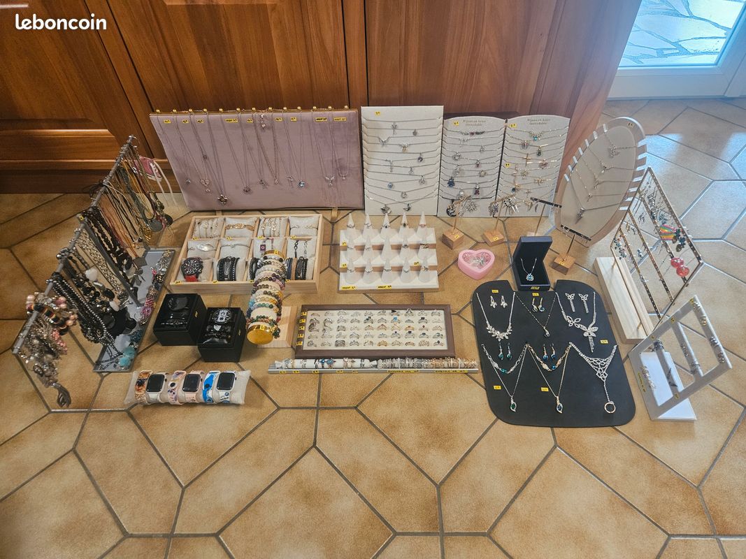 Lot Complet Bijoux Neufs + Stock + Présentoirs & Miroir – Bagues, Colliers, Bracelets, Montres, Parures, Fantaisie – Idéal Revente / Brocante / E-commerce / Marché / Foire / Salon (image 2)