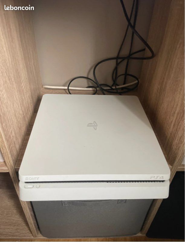PlayStation 4 (image 2)