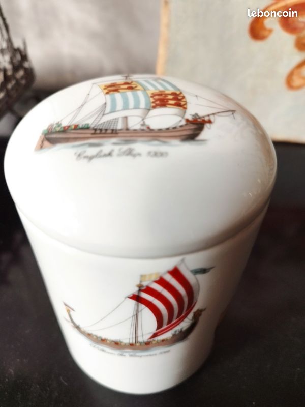 Pot avec couvercle, bonbonnière ou boîte à thé ou boîte à coton en porcelaine de limoges (Voilier (image 1)