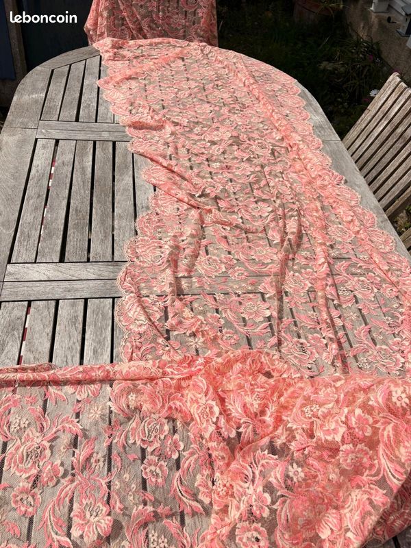 Tissu dentelle uni à fleur festonnée légère