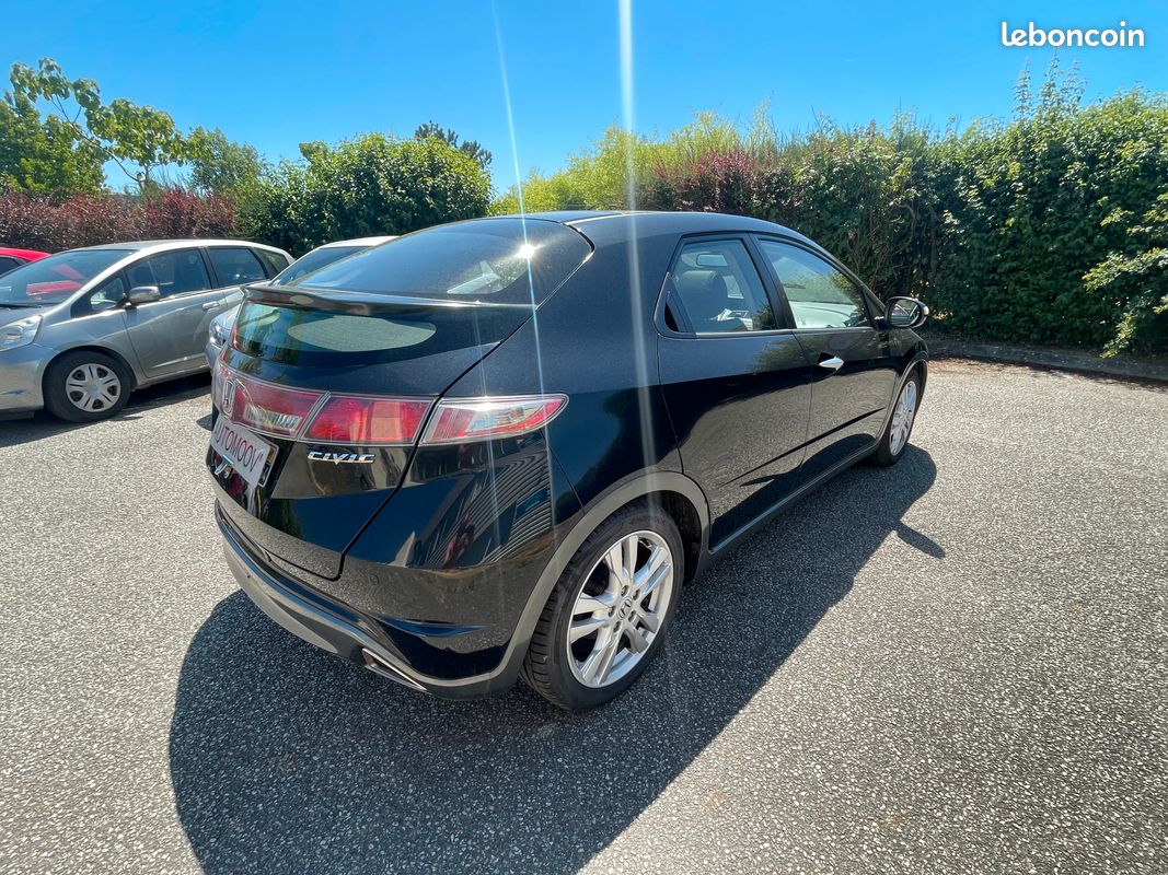 HONDA CIVIC version III (2) moteur 1,8 ESS VTEC 140 ch BVM6 EXECUTIVE NAVI CUIR GPS TELEPHONE TOIT PANORAMIQUE BIP SONOR REGULATEUR + LIMITEUR DE DE VITESSE FEUX AUTO SIEGES CHAUFFANT HISTORIQUE (image 2)