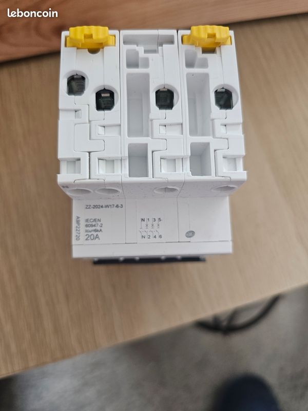 Schneider Electric Acti9 IDT40T Disjoncteur Modulaire 3P+N 20A Courbe C 4500A/6kA A9P22720