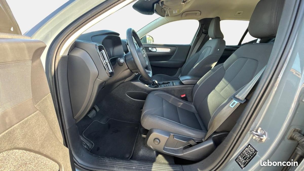 Volvo XC40 BUSINESS T2 129 ch Geartronic 8 Momentum (image 9)