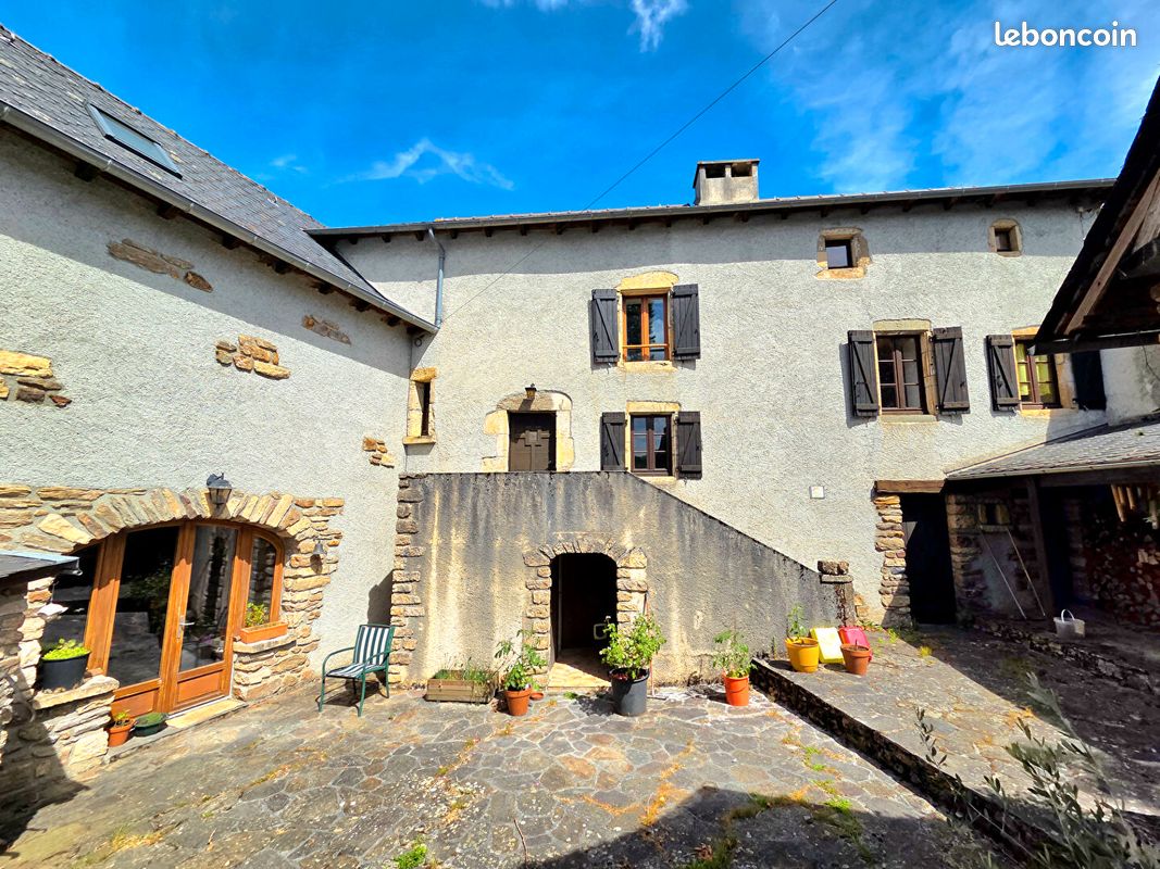 Maison 8 pièces 275 m² · à Prévinquières · 275 m² · 239 000 €