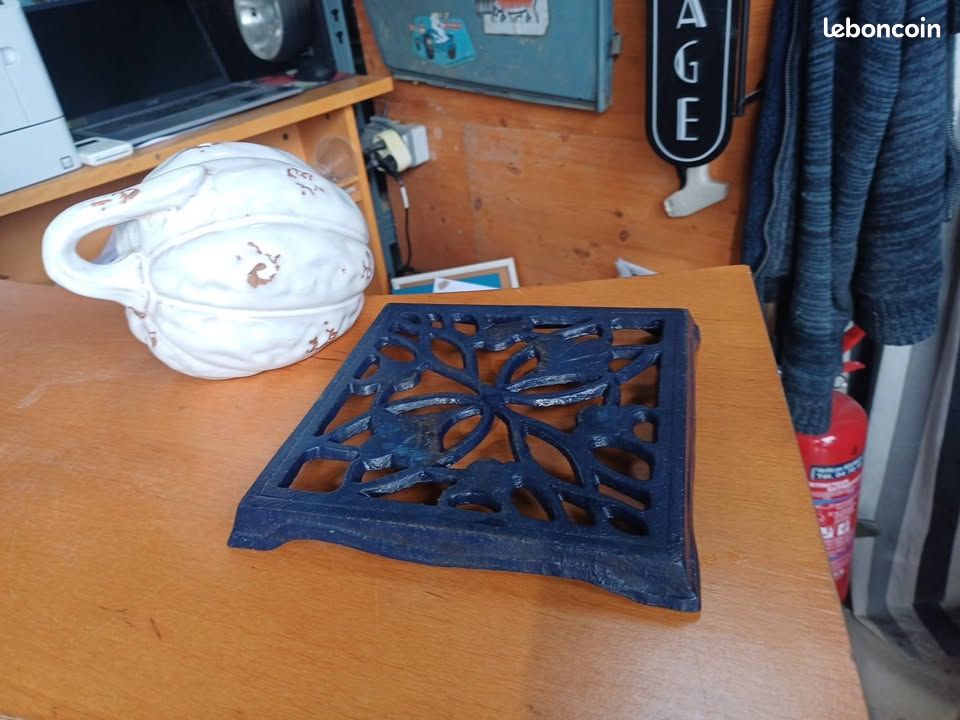 Ancien grand dessous de plat en fonte émaillée bleue / deco cuisine table vintage - France