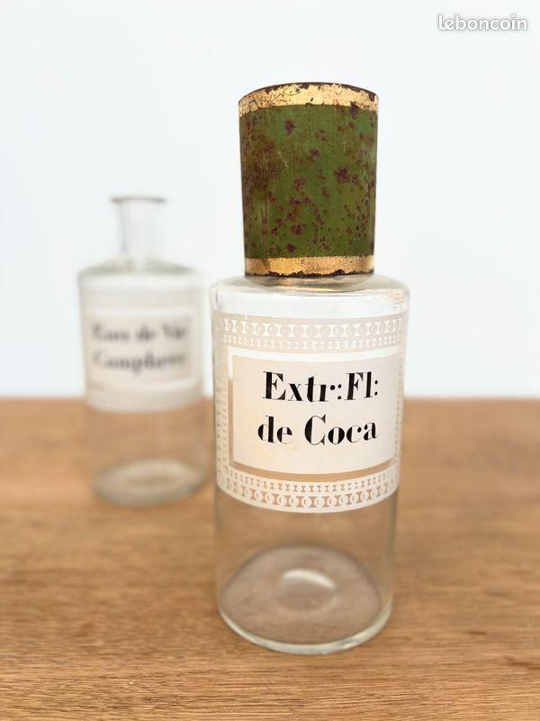 Des bouteilles d'apothicaire. Collection de bouteilles en verre d'un