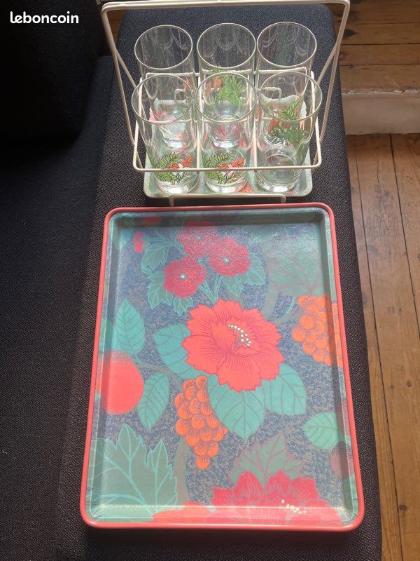 Ensemble composé d’un plateau en fibre de verre et de 6 verres sur leur support (image 1)