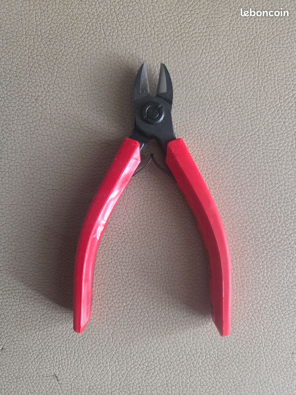 FACOM Pince Coupante 405.10E ESD – Pleins, Anti-Électrostatique, Coupe Précise Jusqu'à 0,5 Mm Cuivre/Corde à Piano