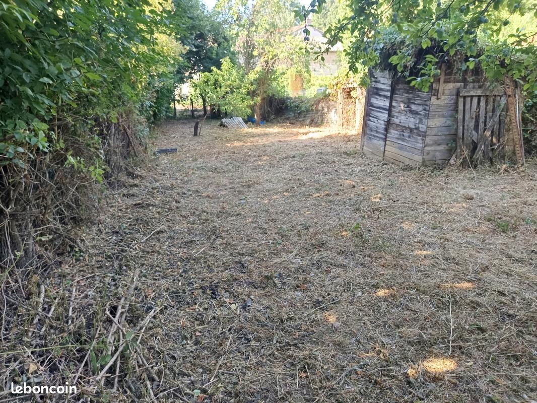 Terrain 595 m² · à Charentay · 105 000 €