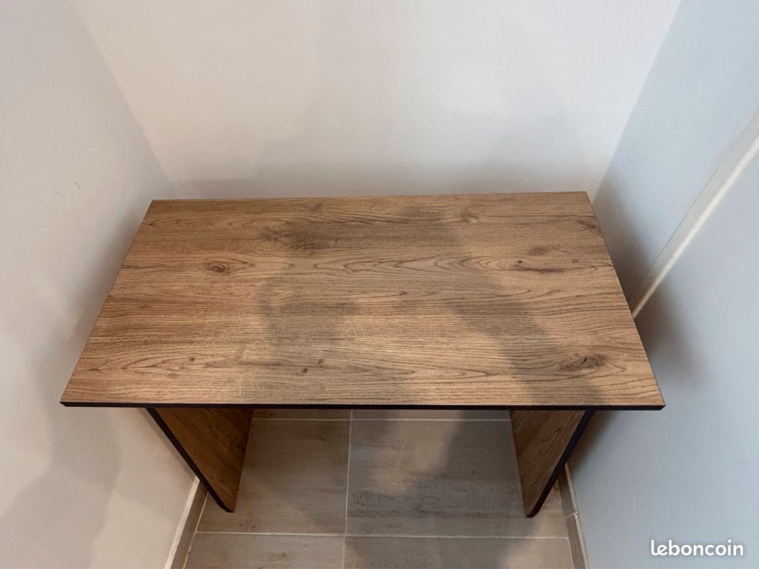 Bureau en bois (image 1)
