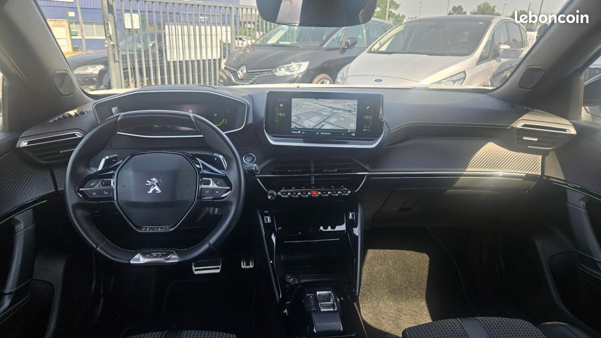 Peugeot 2008 BlueHDi 130 S&S EAT8 GT (image 10)