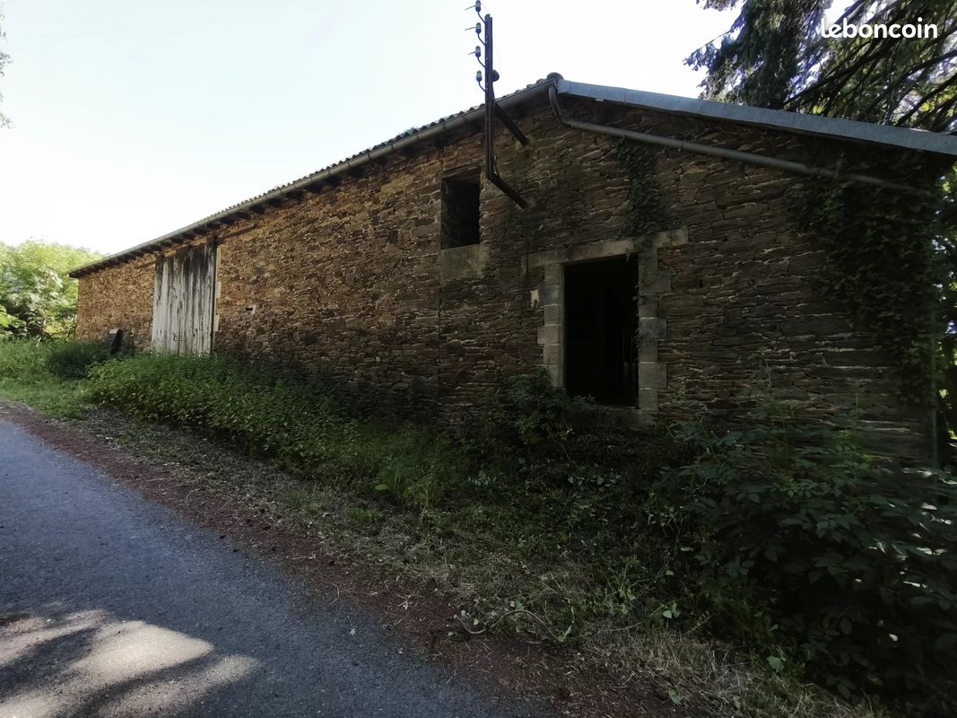 Maison 4 pièces 353 m² · à Broquiès · 353 m² · 65 000 €
