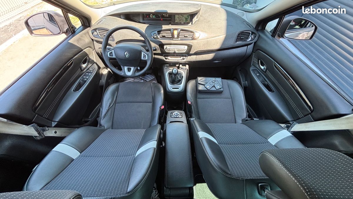 Renault Grand Scenic 3 III 1.9 DCI 130 CH Edition Bose / Semi Cuir / Régulateur et Limiteur de vitesse / Climatisation Automatique / Sièges Chauffant (image 3)