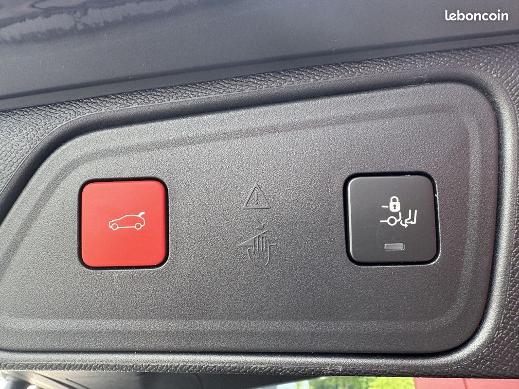 Peugeot 3008 HYBRID4 300CH GT E-EAT8 (image 9)