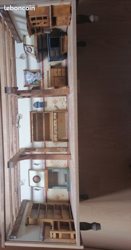 Maison miniature en bois (image 1)