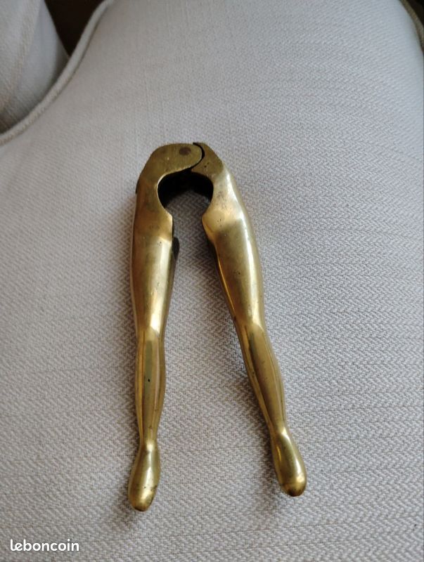 ANCIEN CASSE-NOIX EN LAITON Ou Bronze Doré Forme JAMBES Nues De FEMME Érotique EUR 36,00