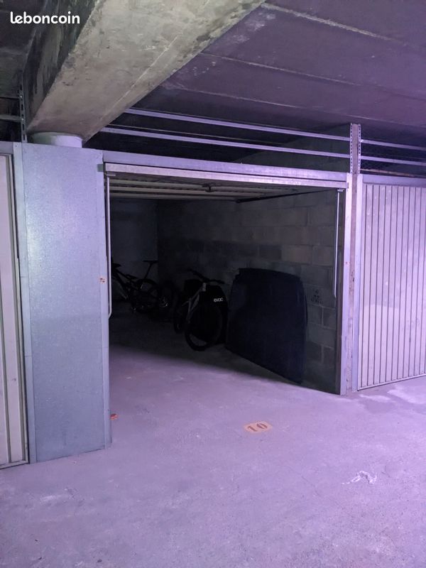 Garage/box dans parking sécurisé proche métro · à Le Kremlin-Bicêtre · 18 500 €