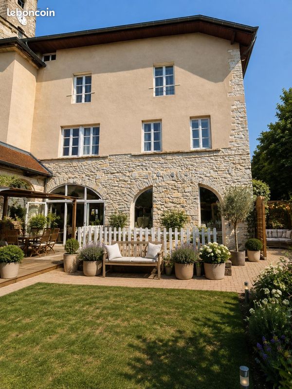 Maison 10 pièces 257 m² · à Creys-Mépieu · 257 m² · 350 000 €