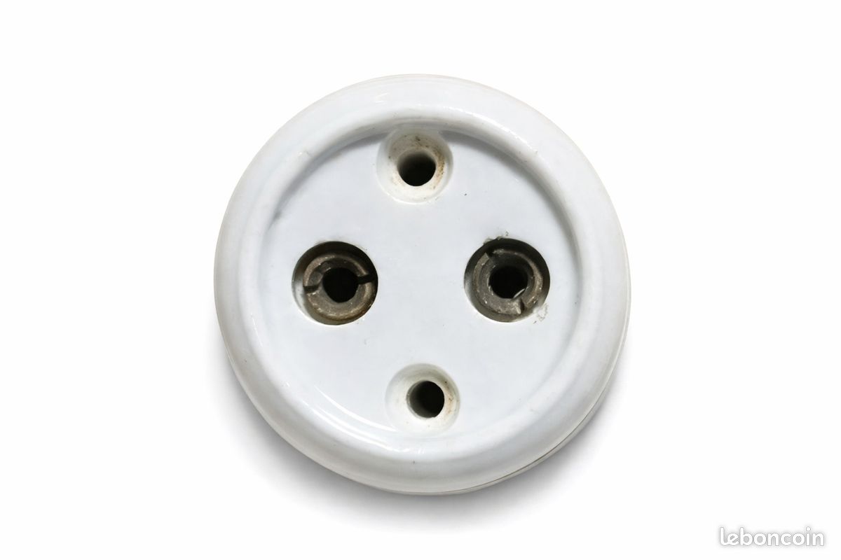 3 Anciennes Pipes En Porcelaine Blanche – Thème électricité, Arrivée De L'électricité