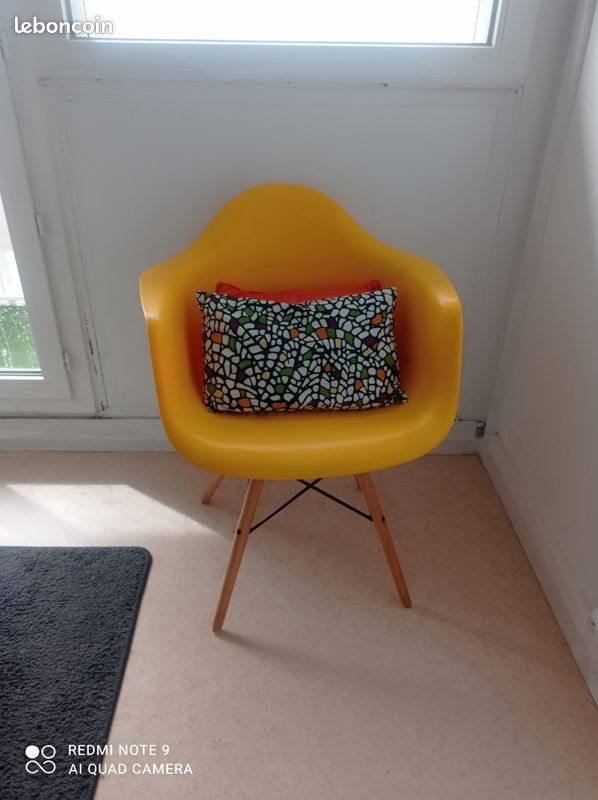 Chaise avec coussins (image 1)