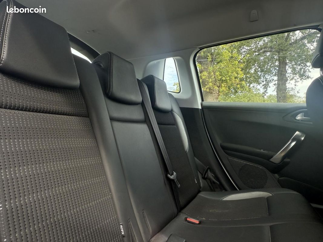 PEUGEOT 2008 1.2i 110CH BV EAT6 Allure (image 13)