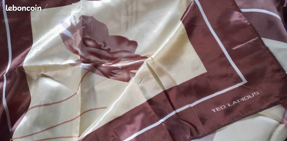 Foulard Carré TED LAPIDUS En Soie Fine - Motif Fleurs Rouge Et Rose - 66x66 Cm - Occasion Très Bon état