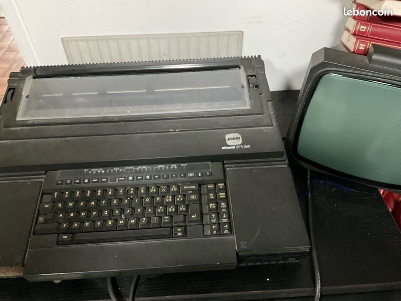 Machine à écrire Olivetti etv avec ecran (image 1)