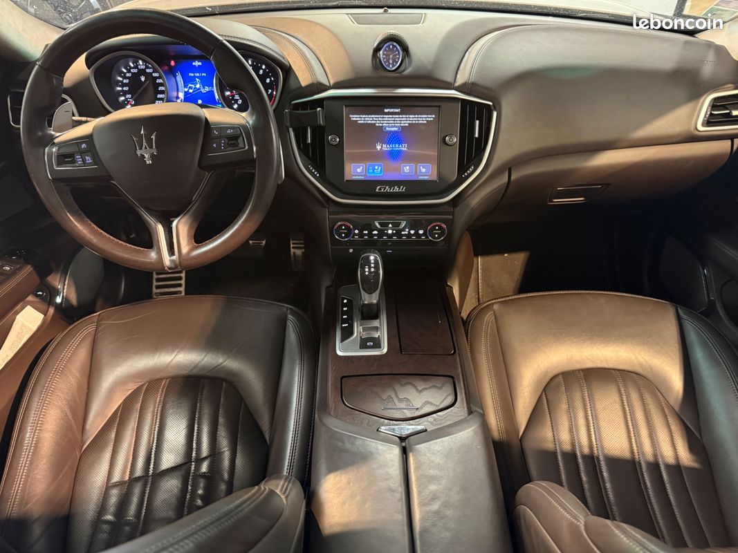 MASERATI GHIBLI 3.0 V6 410 s Q4 A / 3EME MAIN / SUIVI COMPLET MASERATI / TOIT OUVRANT / CAMERA DE RECUL (image 12)