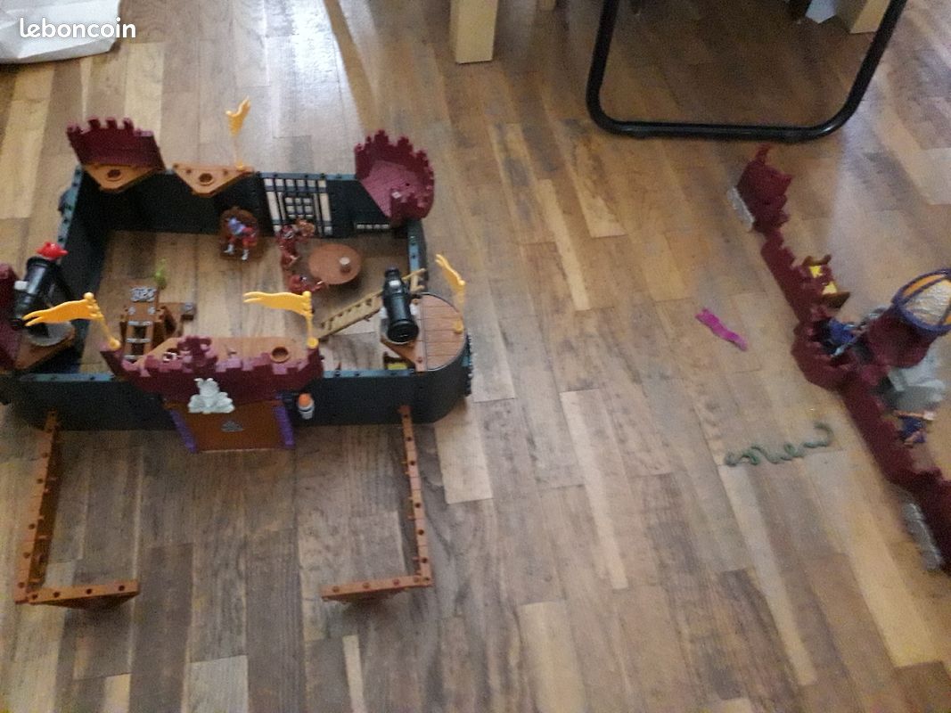 Château avec figurines pour s'amuser (image 1)