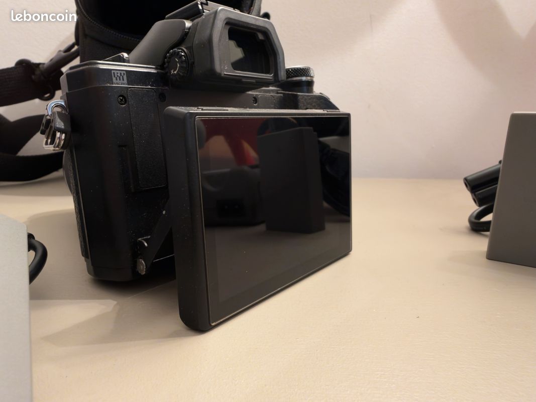 Olympus E-M10 Mark II (image 2)