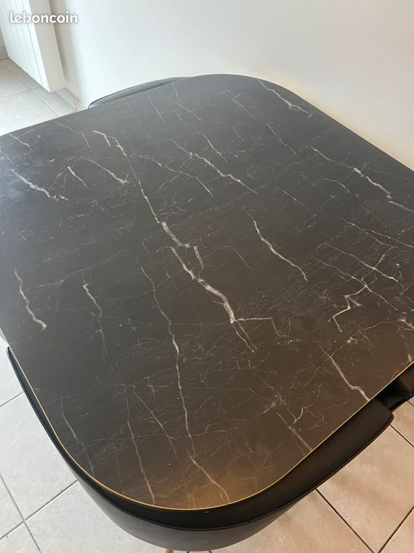 Table carré et 4 chaise en cuire très bonne état (image 2)
