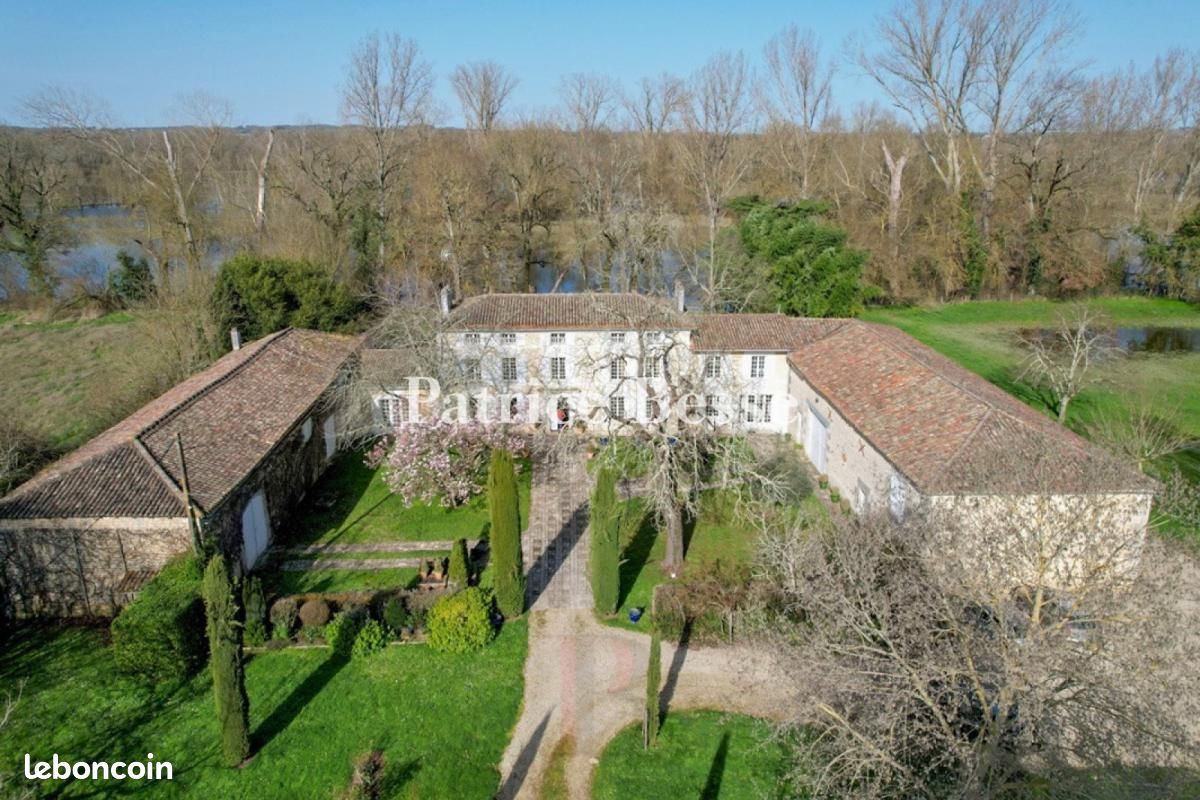 Maison 10 pièces 300 m² · à Angoulême · 300 m² · 795 000 €