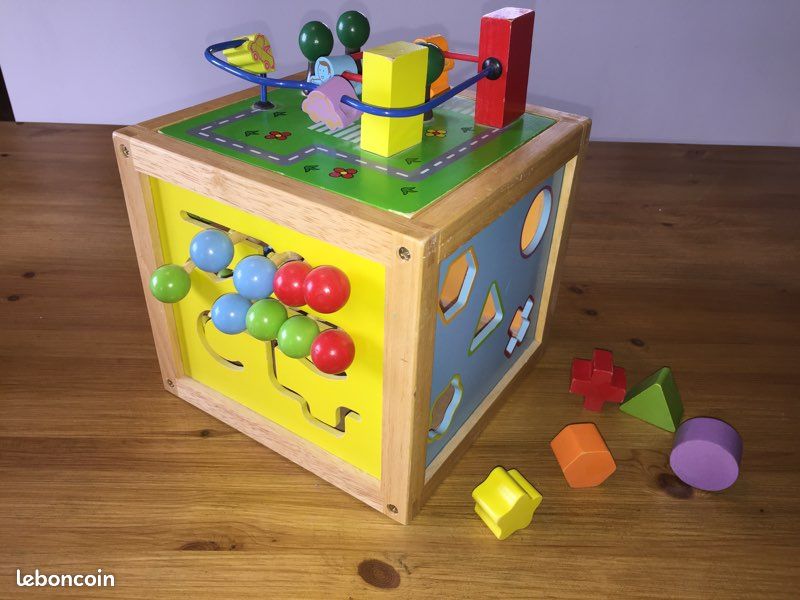 Cube d’activité en bois (image 2)