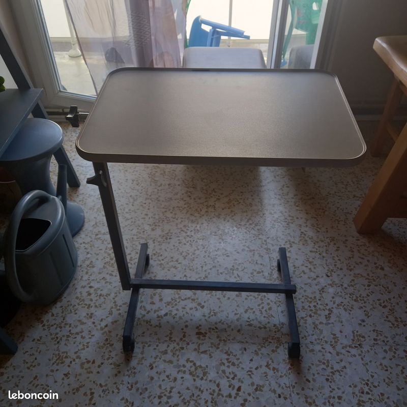 Tablette de lit pivotante (image 1)