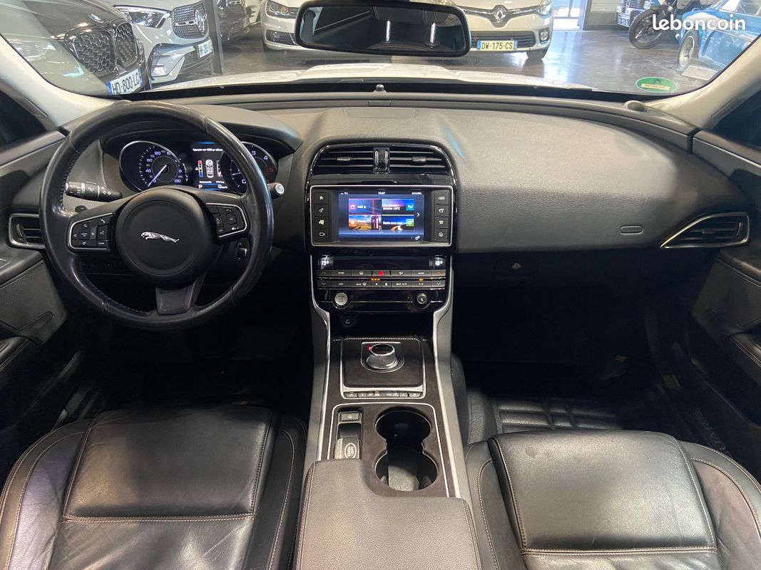 JAGUAR XE XE 2.0 D - 180 ch BVA Pure - TOIT OUVRANT - CAMERA DE RECUL - SIEGES ELECTRIQUES (image 10)