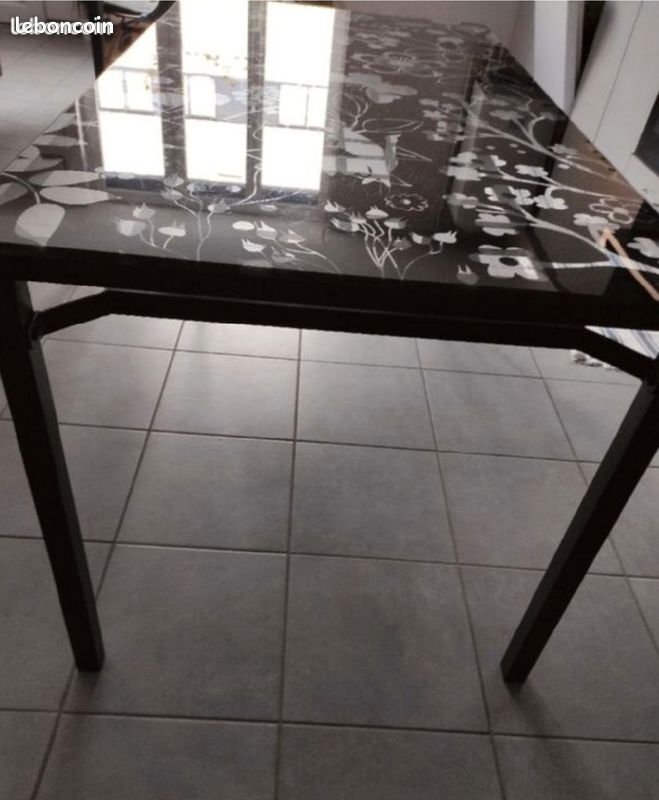 Table en verre structure métallique (image 1)