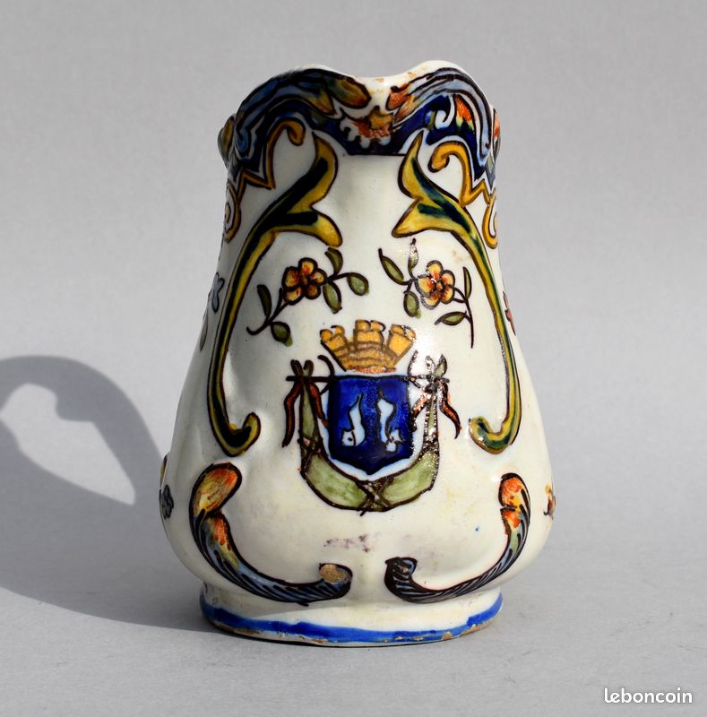 Pichet en Faïence de DESVRES ou Boulogne sur mer Décor de Blason (image 2)
