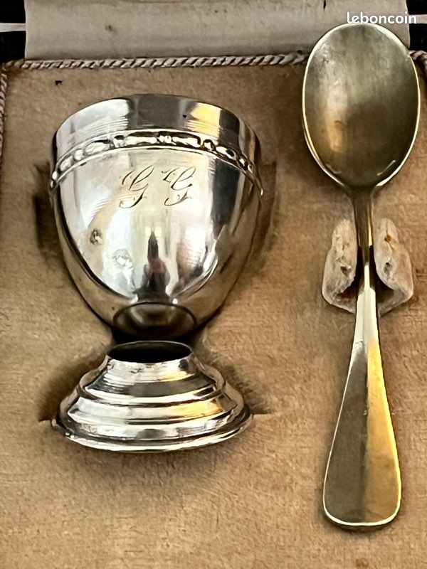 ANCIEN COQUETIER AVEC Coquille St Jacques Pèlerins Ou Cadeaux Naissance