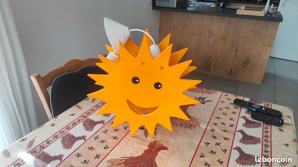 Lustre "soleil" chambre enfant (image 1)