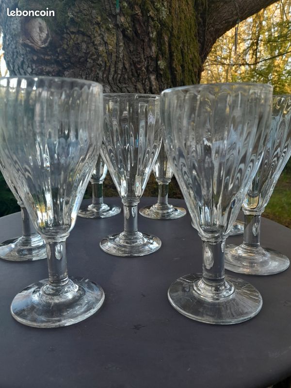 Verre Ancien Sur Pied – Verre Épais – Bon État – Hauteur 8.9cm