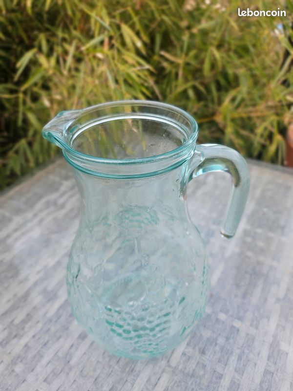 Pichet en verre moulé motifs grappes de raisins (image 2)