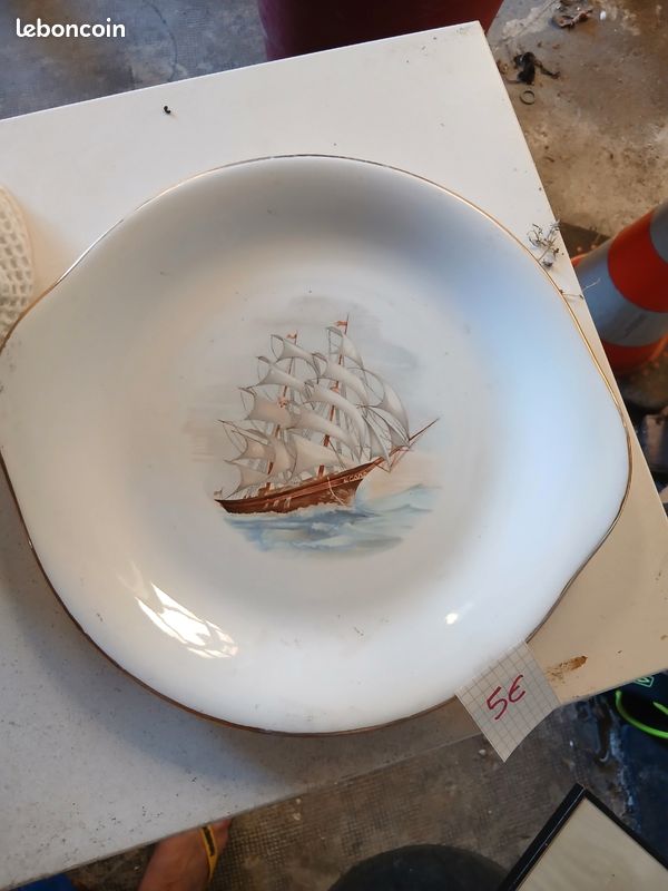 Plat de service avec batrau deux mâts (image 1)