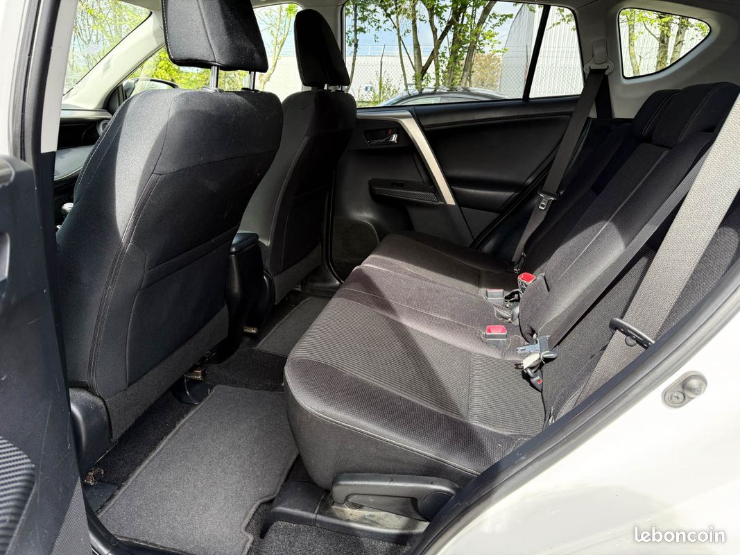 Toyota RAV4 2.0 D-4D 124ch Lounge – GPS – Caméra de recul – Chaîne – Révisé & Garantie 6 mois (image 14)